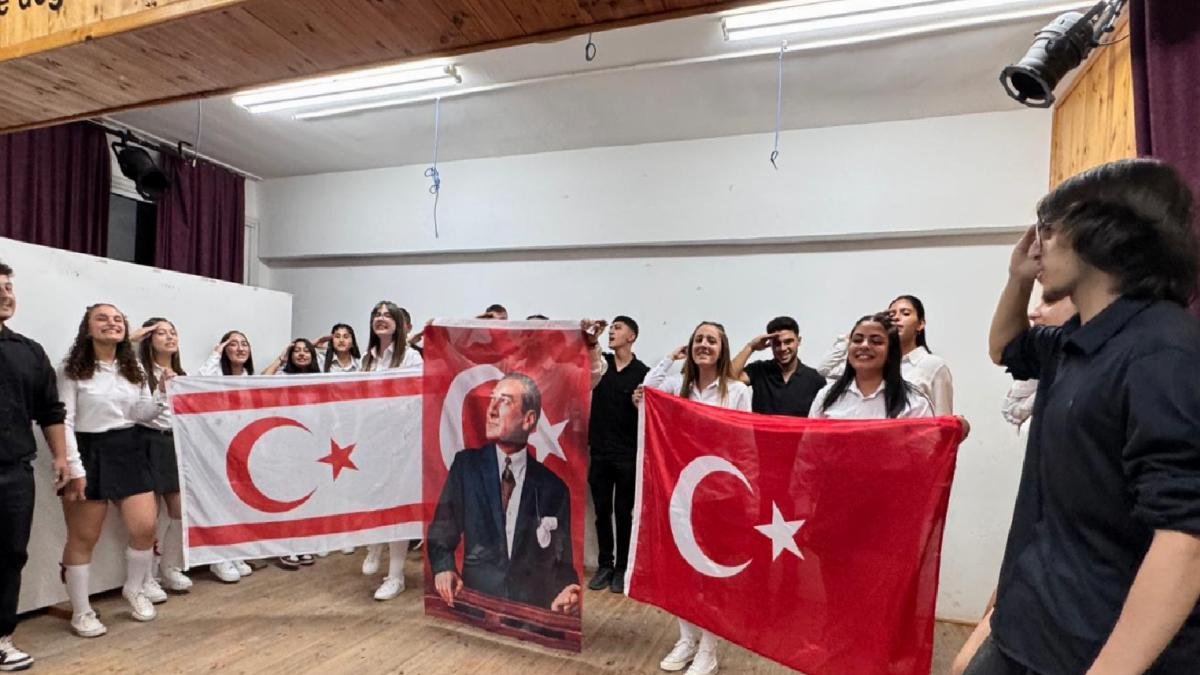 Türk Dili ve Edebiyatı Öğretmenlerinden Muhteşem Tiyatro Gösterisi