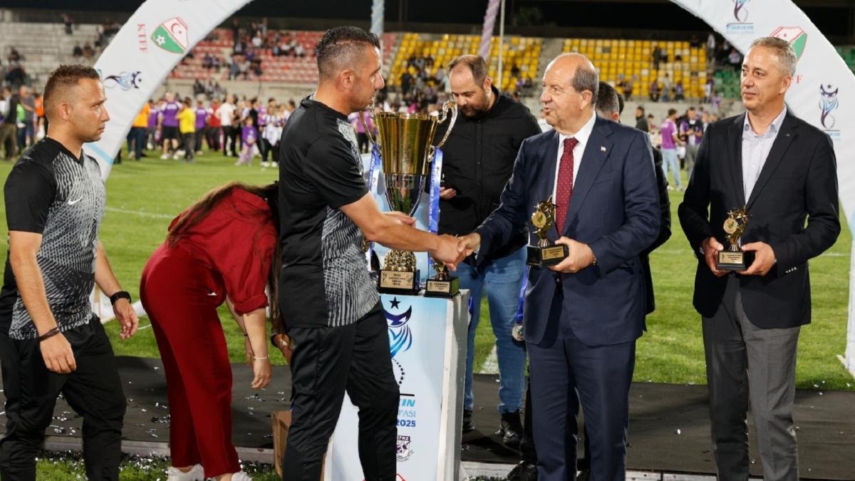Ersin Tatar, Kıbrıs Türk Futbol Federasyonu tarafından düzenlenen Daikin Kıbrıs Kupası final maçını ilgiyle izledi