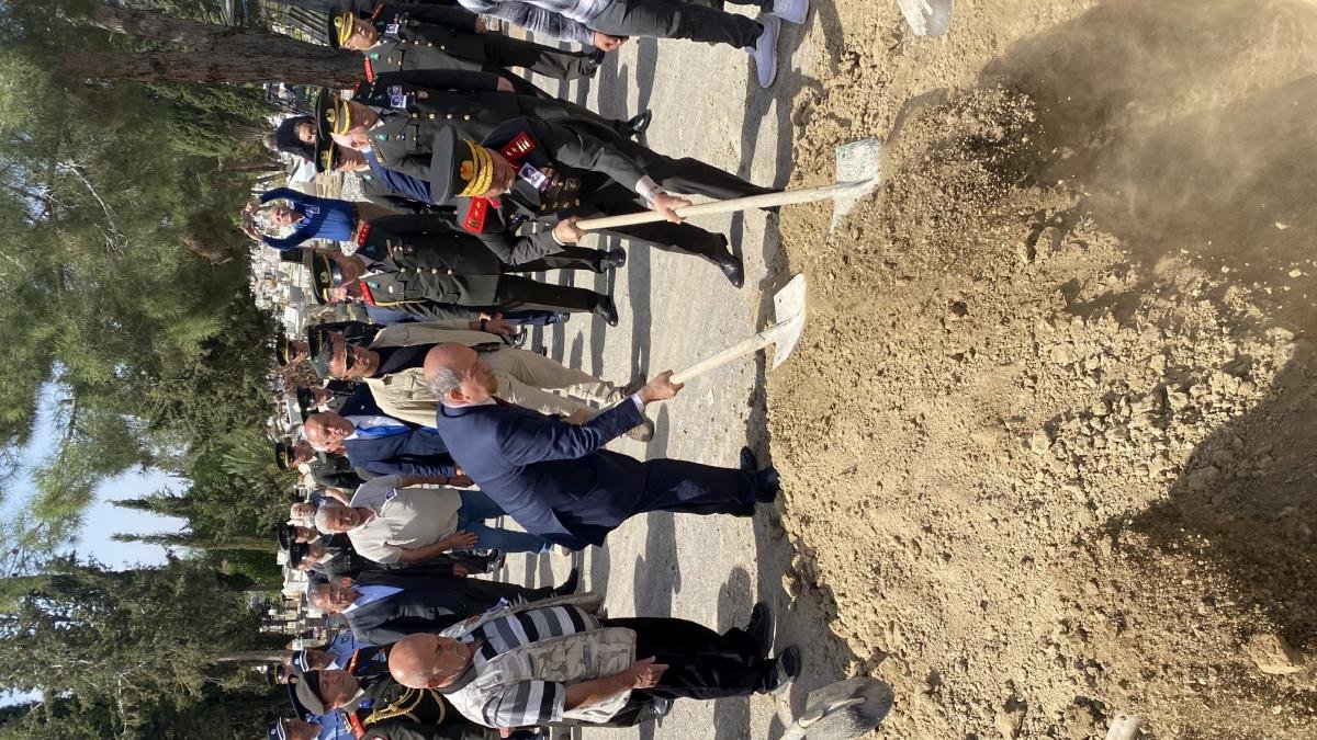 Kayıp Şahıslar Komitesi'nin Kazılarıyla Gün yüzüne çıkan Şehit Ayşe Ramadan'ın cenazesi, düzenlenen resmi törenle toprağa verildi