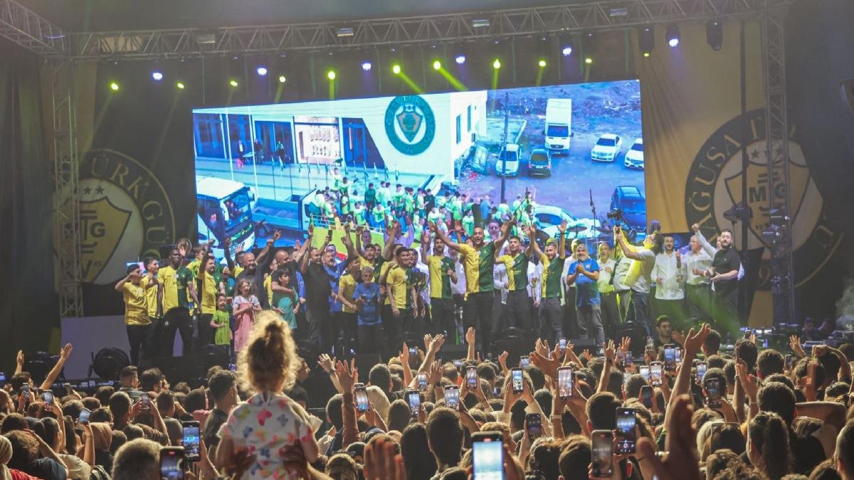 Şampiyonluk Kupalarının Coşkulu Kutlaması