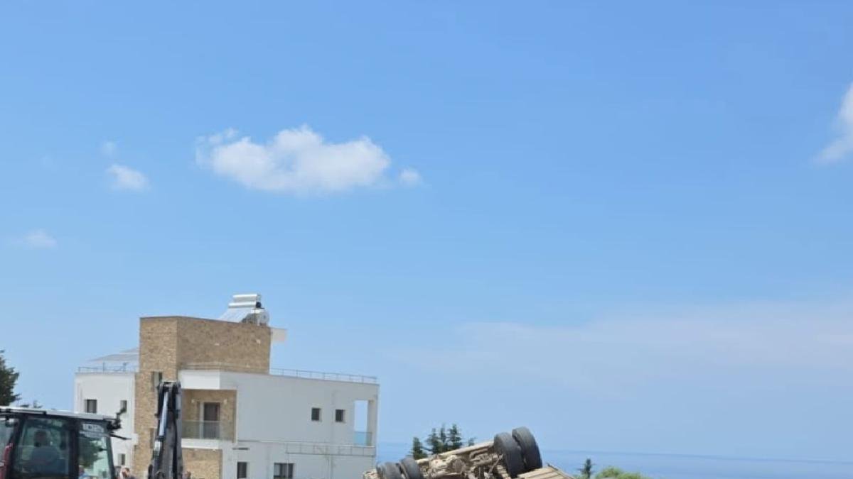 Yenierenköy’de Öğrencileri Taşıyan Otobüs Kaza Yaptı