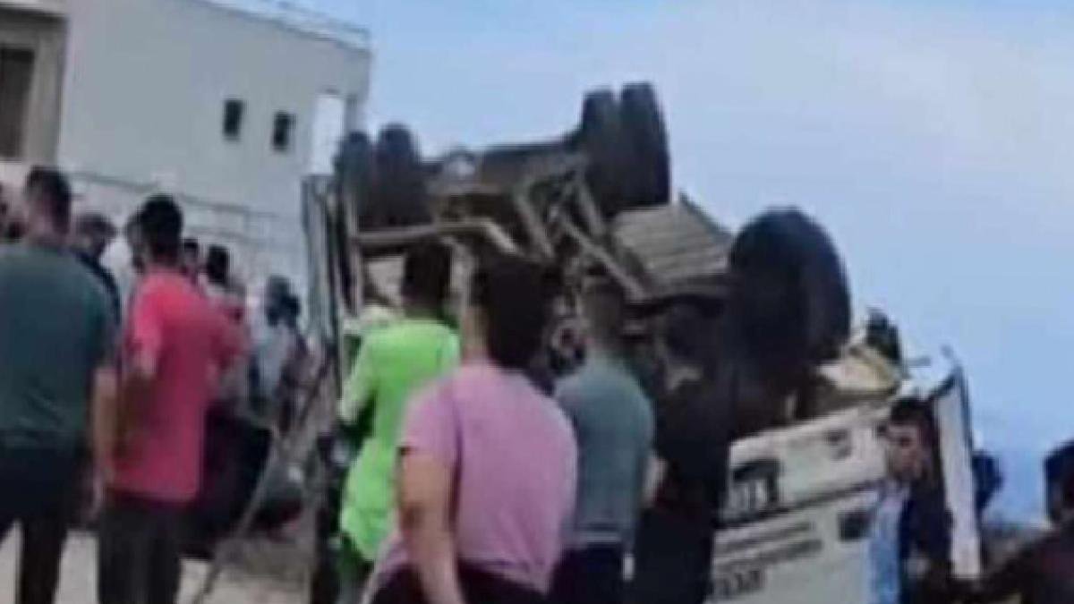 Yenierenköy’de Öğrencileri Taşıyan Otobüs Kaza Yaptı